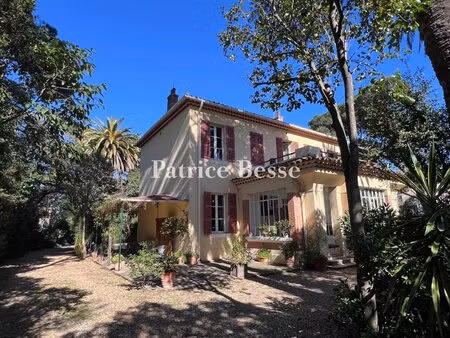 au pradet  à pied des plages et commerces  une bastide 19e s. et sa maison d'amis sur un..