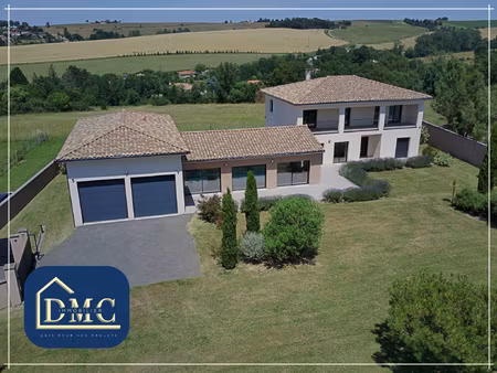 superbe propriété contemporaine avec vue imprenable sur les