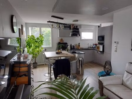 toulouse  situé dans le quartier guilhemery  appartement t3 renové avec balcon   avec plac