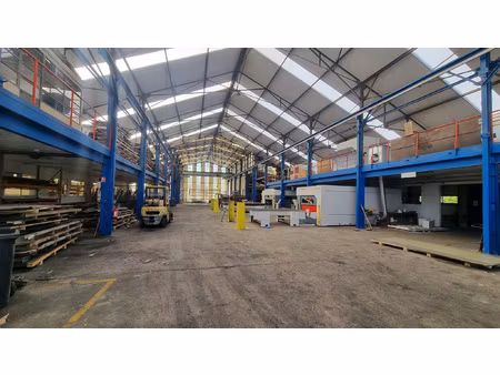 entrepôt et bureaux de 1700 m2 au sol