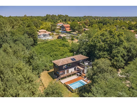 maison d'architecte inversée avec vue canopée