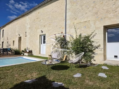maison de caractère avec jardin et piscine