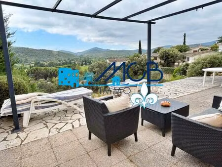 chalet dans domaine avec piscine. vue dégagée