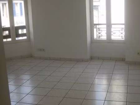 bel appartement f2 meublé rénové – centre-ville (sans frais d'agence)