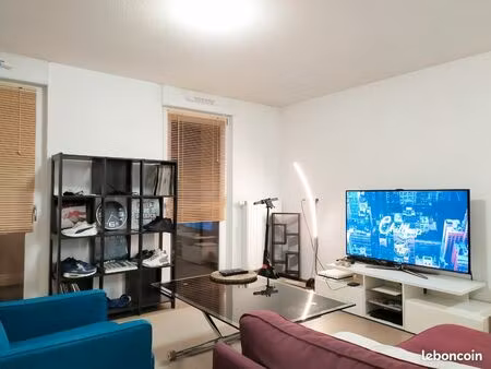 studio meublé avec grand balcon