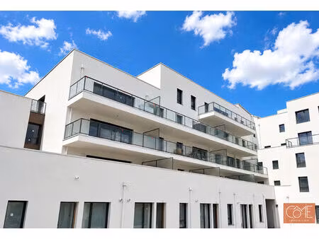 grand type 3 80m² - terrasse 26m² ouest - 2 boxs en sous-sol - centre-ville - saint-grégoi
