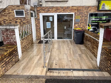 bois d'arcy local a usage de bureau ou commerce de 26 m² avec terrasse