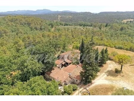fayence – domaine rare de 26 hectares avec 3 bâtisses en pierre à rénover