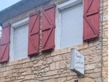 immeuble en pierre au coeur de la commune du bugue