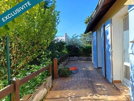 idéalement située  cette maison de village mitoyenne côté nord offre un environnement calm