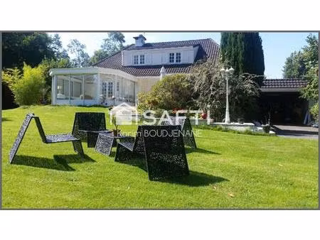 coup de coeur pour cette maison d'environ 185 m² avec piscine  sur 1 391 m² de terrain...