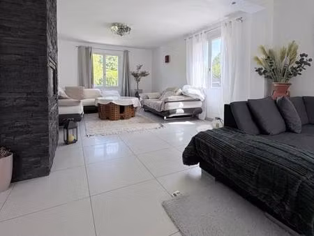 volumes  luminosité et cadre privilégié pour cette belle maison familiale