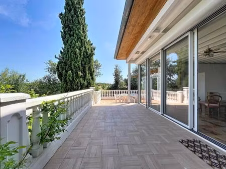 villa d'architecte rénovée dans un ilôt de verdure