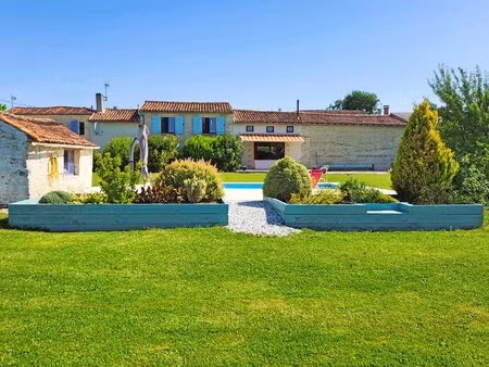 belle maison familiale de 4 chambres avec un grand gîte et une superbe piscine  près de co