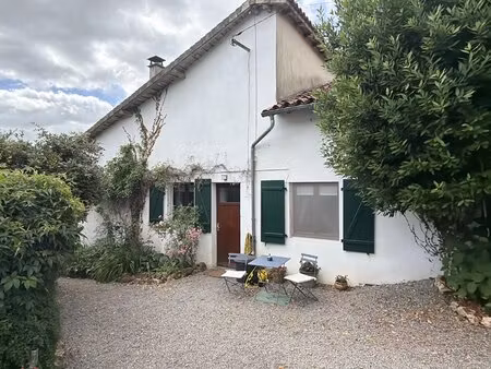 une charmante maison individuelle offrant une vue magnifique
