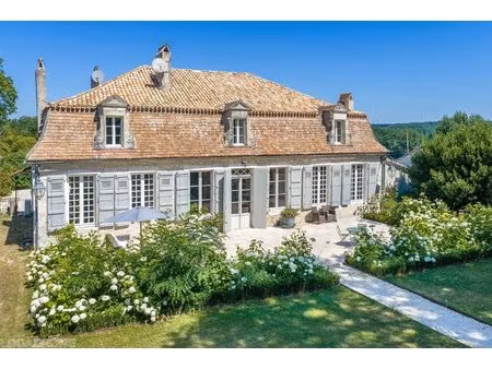 domaine de caractère exceptionnel avec superbes espaces de réception  piscine et remarquab