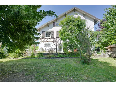 maison familiale 6 pièces de 166 m2 avec jardin