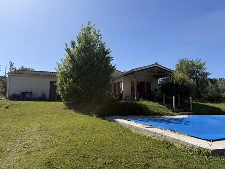 maison contemporaine avec piscine et près d’un hectare de terrain