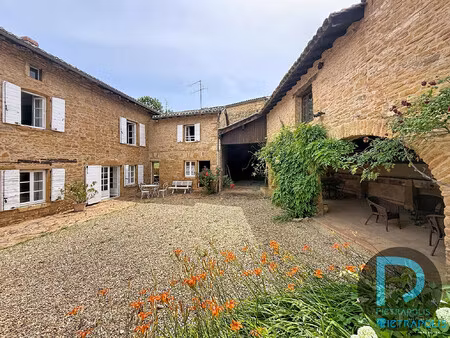 magnifique ancienne bâtisse en pierres dorées de 320m2 sur ter