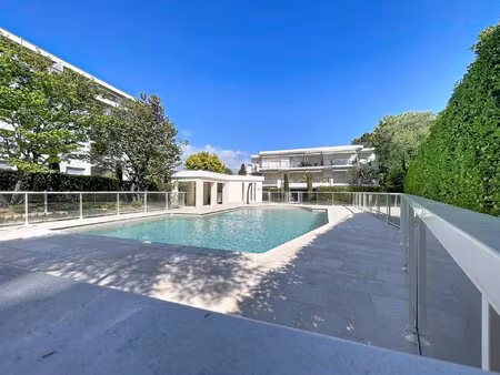 juan-les-pins pinède 2 pièces d’angle avec extérieur 81 m2  piscine  cadre intimiste
