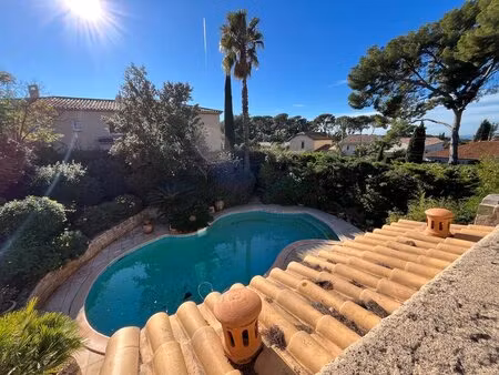 sanary-sur-mer villa avec piscine au calme