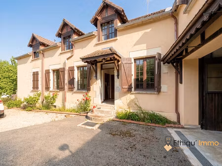 maison de caractère de 134m2 avec annexes  garages et jardin