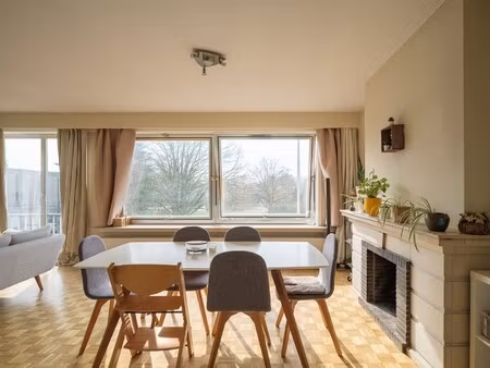 ruim appartement met 3 slaapkamers aan groen plein