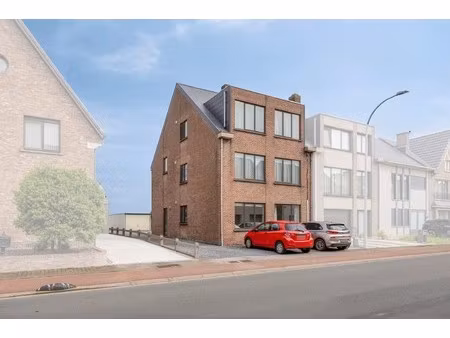 opbrengsteigendom met 3 appartementen en 7 garages