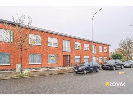 deels te renoveren lichtrijk appartement met garage!