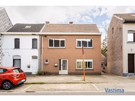 te renoveren woning met 3 slaapkamers  garage en tuin