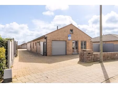 alleenstaande woning met 2 garages op 847 m² grond