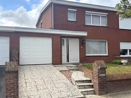 ruime woning met drie slaapkamers en grote garage