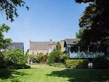 bijzonder ruime en karaktervolle herenwoning met prachtige parktuin van ca. 6.800 m² in oo