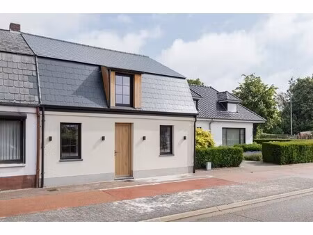 volledig gerenoveerde charmante woning met diepe tuin  3 slaapkamers en epc b