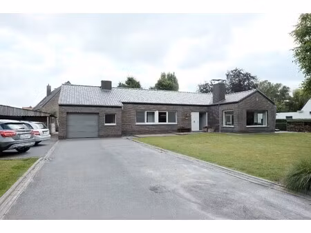 alleenstaande gelijkvloerse woning op ruim perceel van 1.748 m² in hooglede