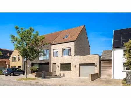 mooi gelegen woning met garage te ramskapelle
