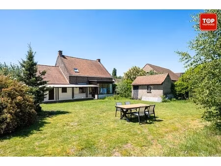 uitzonderlijk gelegen perceel met totaal te renoveren of herop te bouwen woning.