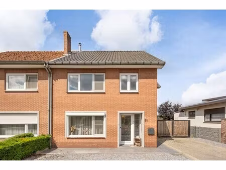 gerenoveerde halfvrijstaande woning op perceel van 5a 57ca te neeroeteren