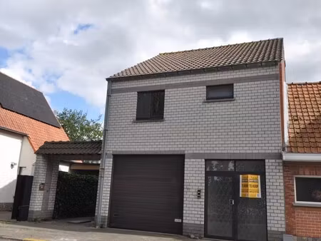 ruime half open bebouwing met ruime garage/ berging te oudenburg 60m²)