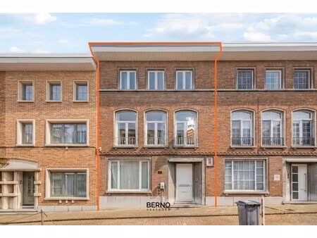 gerenoveerde woning met 5 slaapkamers en parkeerplaats