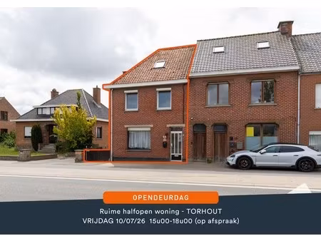 ruime half-open woning met 4 slaapkamers  muziekstudio/hobbyruimte  garage en leuke tuin
