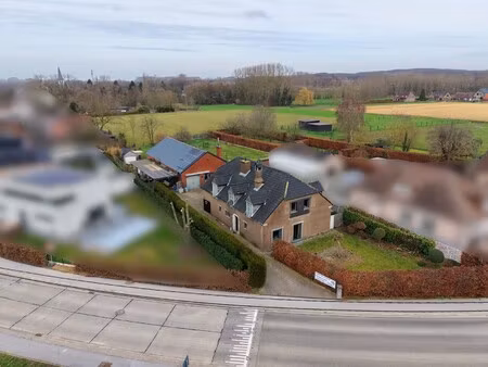 villa met 4slpk  2 badkamers en loods van 200 m²