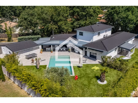 villa contemporaine à saint aubin de medoc de 230 m2 avec dé