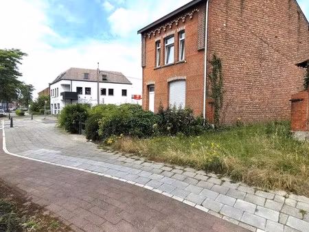open bebouwing op de hoek van de straat...