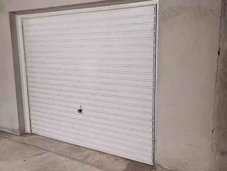 location parking venelles 13770