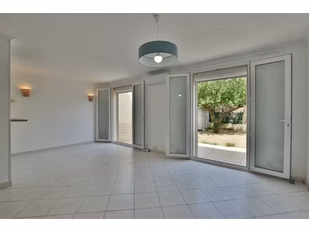 à istres  maison lumineuse avec terrasse et jardin
