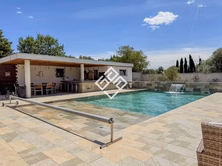 lucie - villa de standing avec piscine  jacuzzi  pool house & dépendances