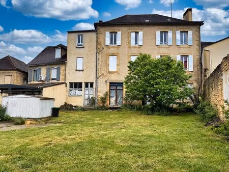 2 appartements dans sarlat avec dépendances  jardins et parking