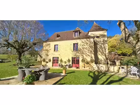 propriété en pierre  avec un gite  une piscine  des dépendances  sur un terrain proche de.
