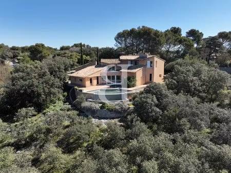 villa d'architecte avec piscine à débordement et vue panoramiq